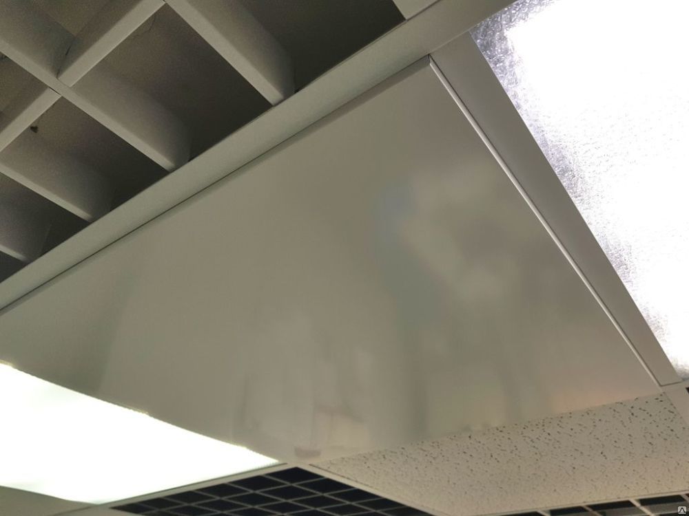 Кассетные алюминиевые потолки панель 600х600 белая матовая с кромкой 90*