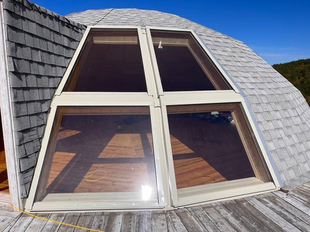 Трапециевидное окно для купола с электрическим открыванием. Двухкамерный стеклопакет. Любого размера.