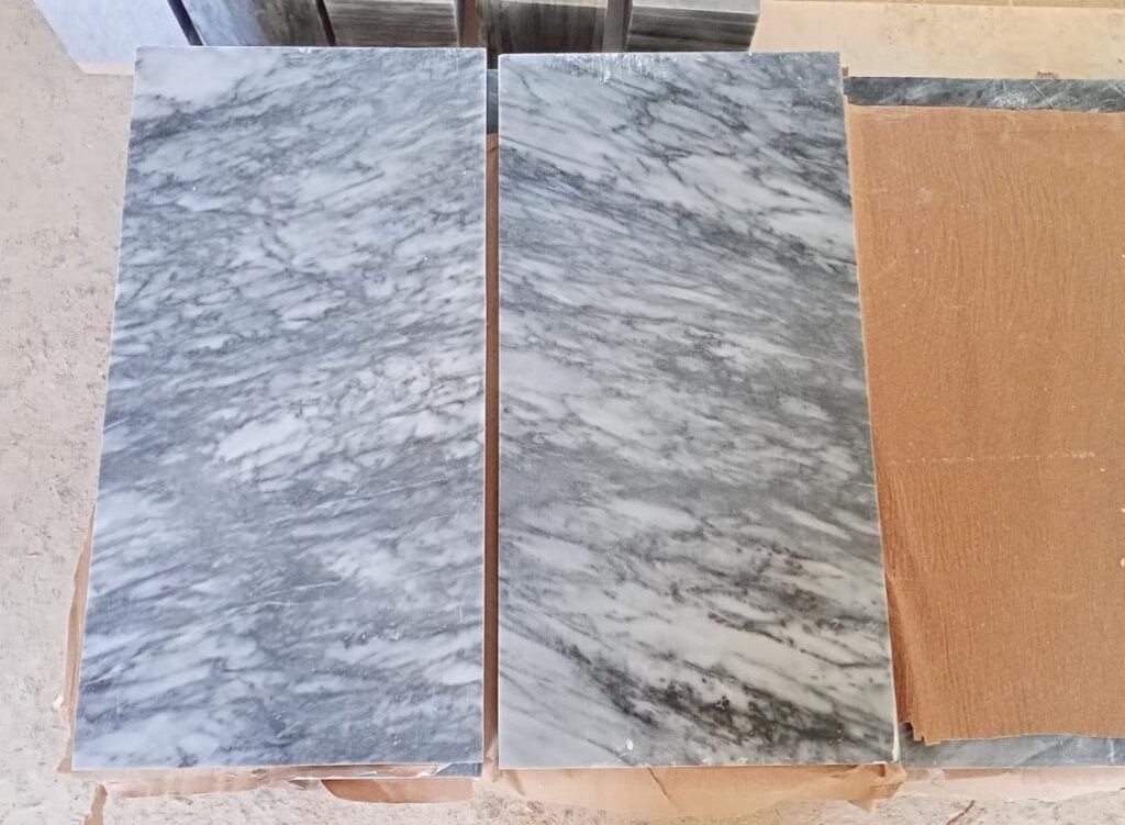 Мраморная плитка Уфалейский 300х300х20 мм полированная белый, серый