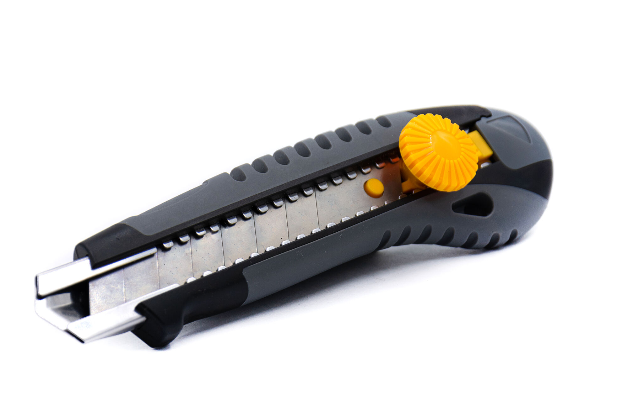 Нож 18 мм АКУЛА Black с металлическими направляющими резиновый корпус + 3 сменных лезвия