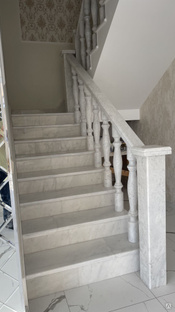 Монтаж мраморных лестниц из мрамора Кемалпаша Вайт 