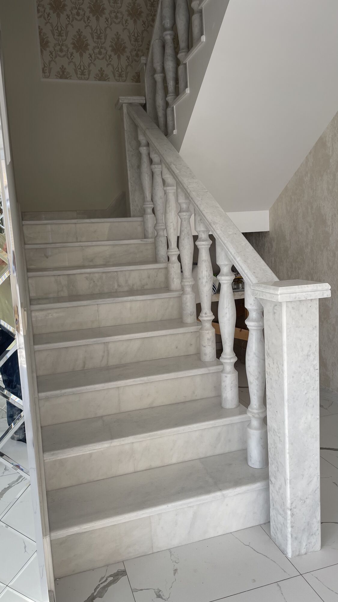 Монтаж мраморных лестниц из мрамора Кемалпаша Вайт